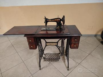 Macchina da cucire antica Singer a pedali 