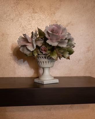Composizione floreale in ceramica