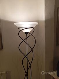 Lampadario a colonna in ferro battuto 