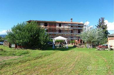 Rustico / Casale di 890 m² con più di 5 locali e b