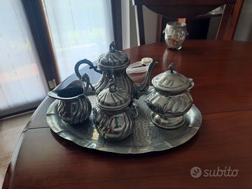 Servizio vecchio in peltro