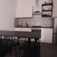 cucina attrezzata con frigorifero e forno