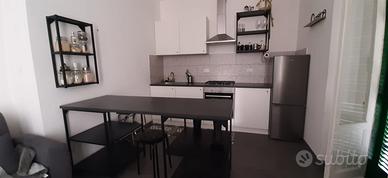 cucina attrezzata con frigorifero e forno