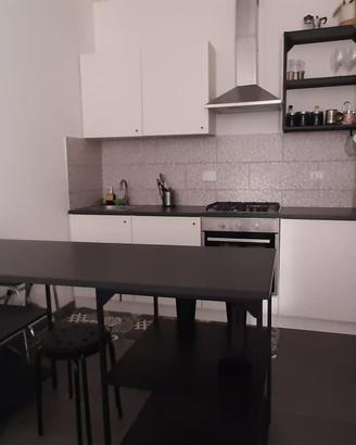 cucina attrezzata con frigorifero e forno