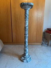 Colonna in marmo bianco com venature grigie