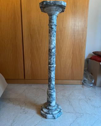 Colonna in marmo bianco com venature grigie