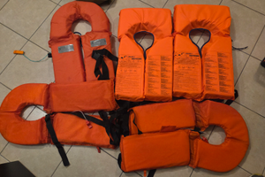 5 giubotti di salvataggio 150n 100n