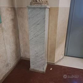 Colonna decorativa in marmo di Carrara