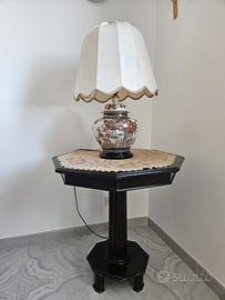 Lampada da tavolo e tavolino