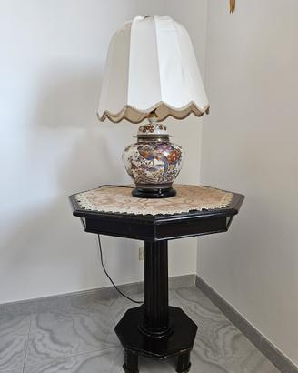 Lampada da tavolo e tavolino