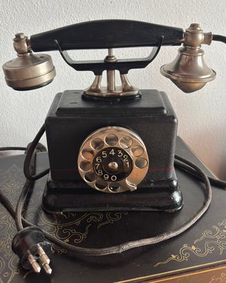 Coppia di telefoni antichi vintage