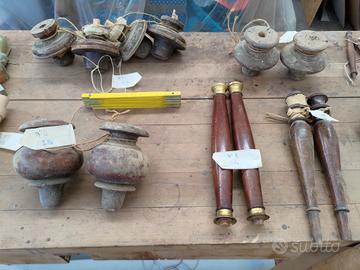 Componenti in legno per mobili antichi. 