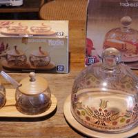 Set alzata e barattoli in vetro e legno vintage