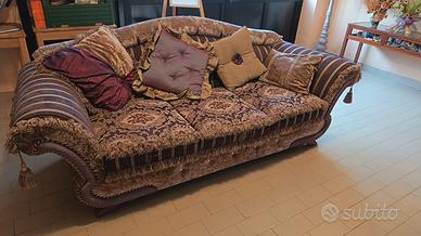Divano classico barocco vintage con cuscini