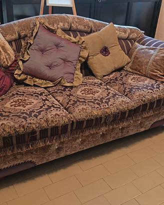 Divano classico barocco vintage con cuscini