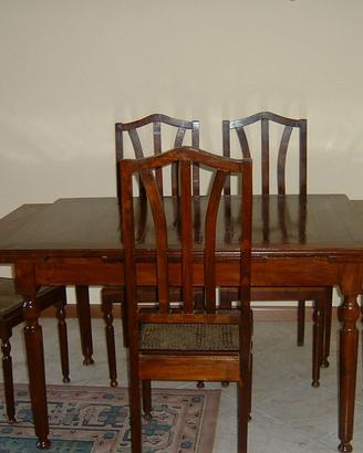 Tavolo e sedie in noce massello