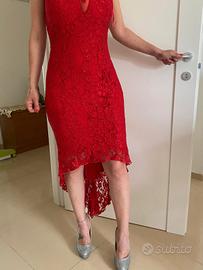  abito rosso con scarpe argento..