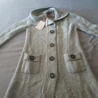 Maxi cardigan con bottoni gioiello e cintura. 