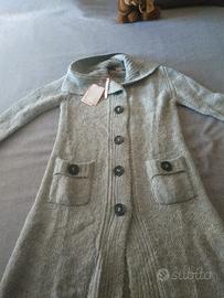 Maxi cardigan con bottoni gioiello e cintura. 