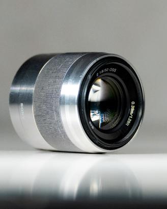 Sony 50mm f/1.8 OSS (Obiettivo Stabilizzato APS-C)
