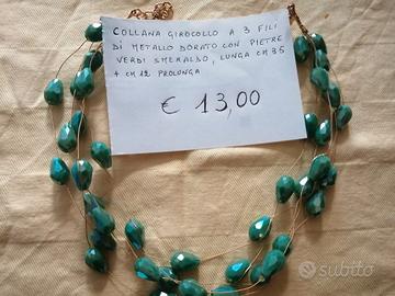 Collana girocollo a tre fili. Di metallo