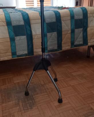 Deambulatore trepiedi