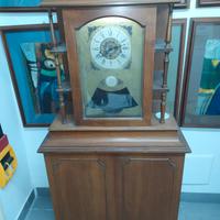 Mobile Vintage con Orologio Interno