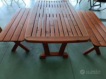 TAVOLO IN LEGNO COMPLETO DI PANCHE.