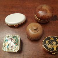 Cinque scatoline da soprammobile in ceramica