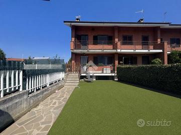 VILLA A SCHIERA A STRAMBINO