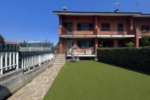 VILLA A SCHIERA A STRAMBINO