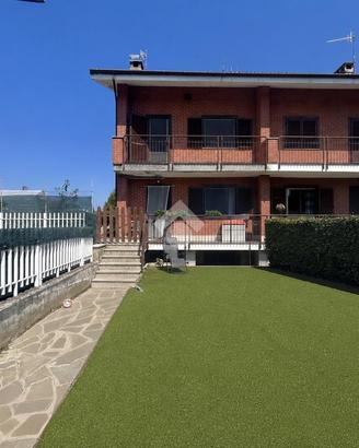 VILLA A SCHIERA A STRAMBINO