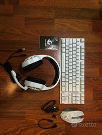 Tastiera, mouse e cuffie