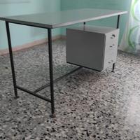 Scrivania in formica con 4 cassetti.
