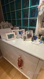 Cassettiera  ikea bianca con decorazioni floreali