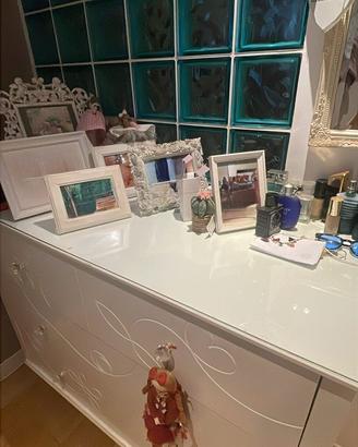 Cassettiera  ikea bianca con decorazioni floreali