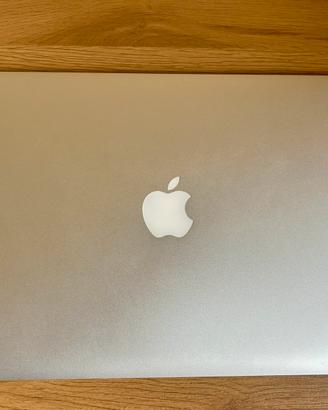 Apple Macbook  air 13”