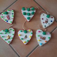 Cuori in legno con decorazioni natalizie