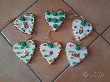 Cuori in legno con decorazioni natalizie