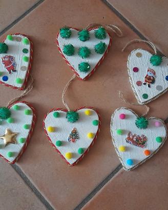 Cuori in legno con decorazioni natalizie