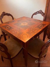 Tavolo antico con quattro sedie