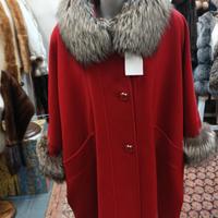 Cappotto Rosso di Primavera con Volpe Argentata 