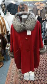 Cappotto Rosso di Primavera con Volpe Argentata 