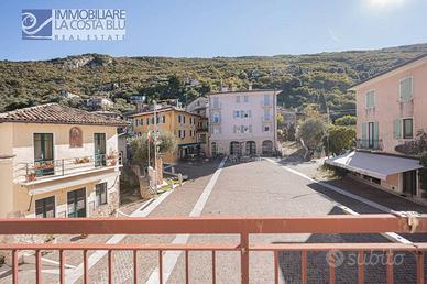 Casa indipendente di 200 m² con più di 5 locali a 