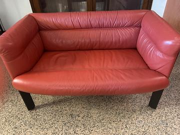 poltroncina rossa in pelle vera