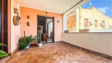 Quadrivano semindipendente con box auto