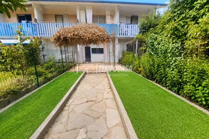 Villetta a schiera con giardino e mansarda a Sangi