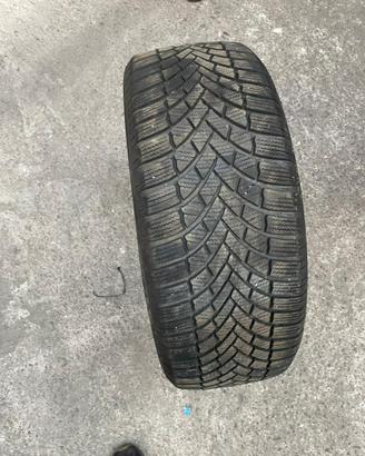 Treno di gomme invernali 215 / 50 / 18
