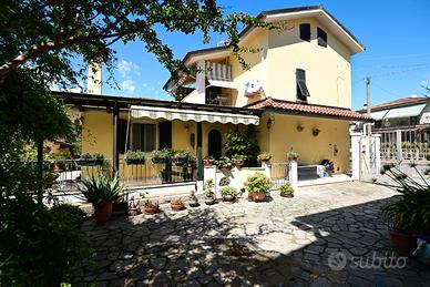 Casa indipendente con giardino - Loc. Ceparana