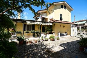 Casa indipendente con giardino - Loc. Ceparana